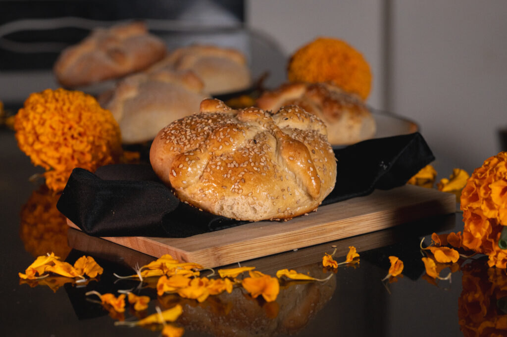 Photographs of the bread of the dead in the festivities of the d flor de cempasúchil