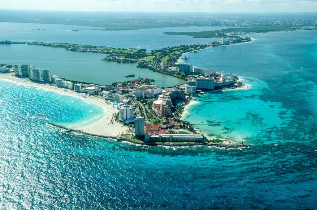 Aerial view of the scenic skyline on the shore of Cancun Destinos para celebrar año nuevo