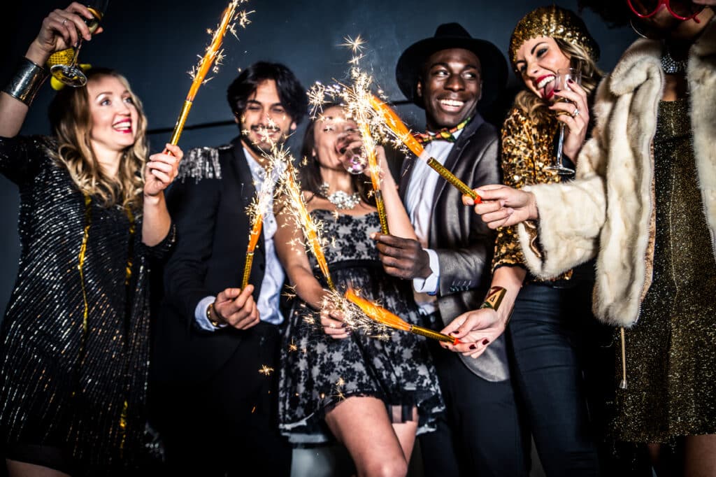 Friends having party in a nightclub Destinos para celebrar año nuevo